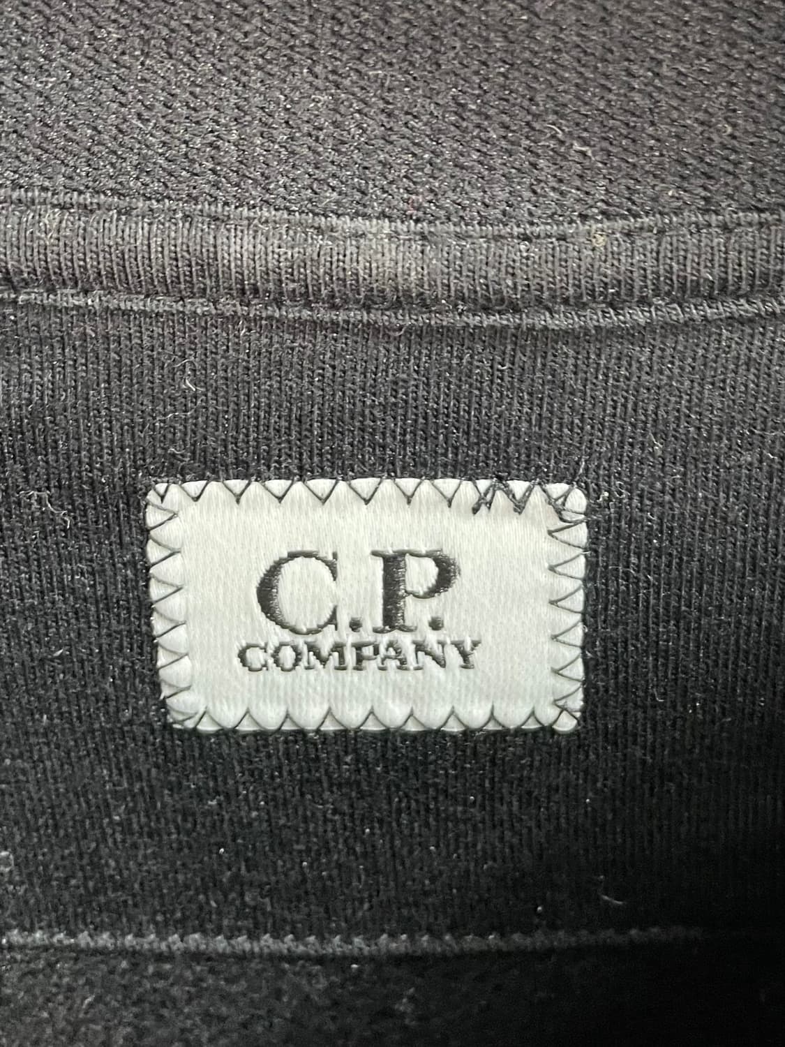 CP컴퍼니 렌즈 블랙 맨투맨 (on.565) 상품이미지6