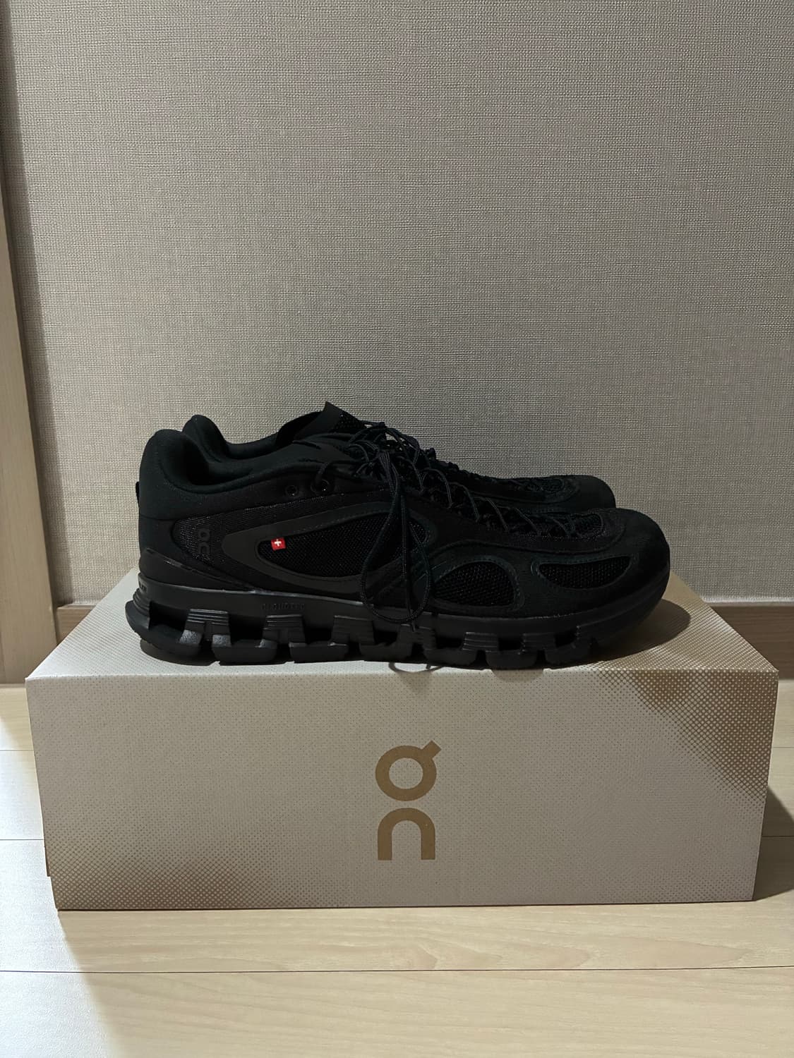 온러닝 클라우드 x FKA twigs 260사이즈 판매 상품이미지4