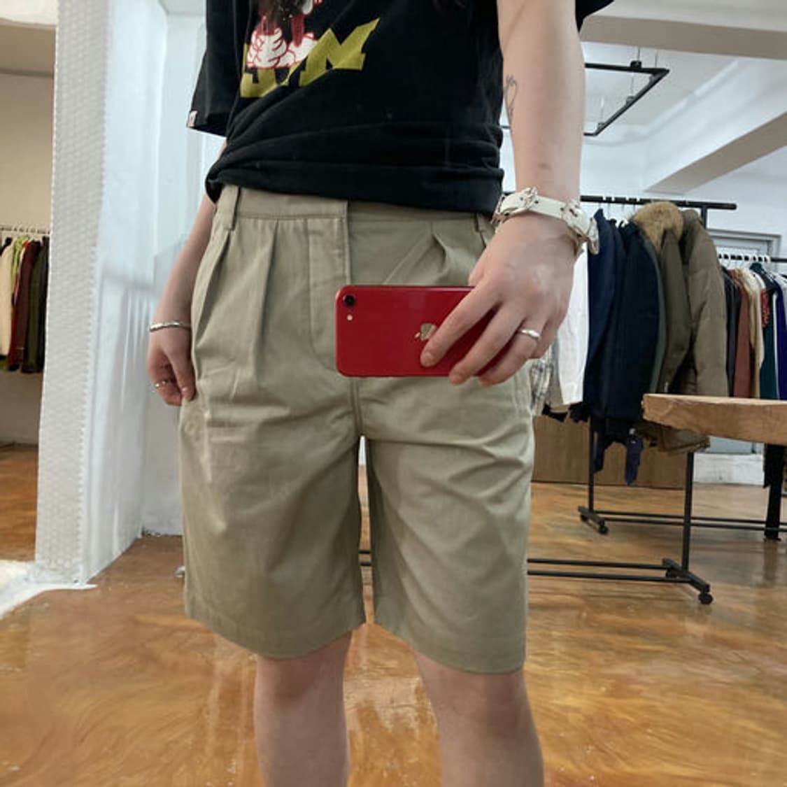생로랑(Saint Laurent) 클래식 턱 디테일 미디 치노 반바지 상품이미지5