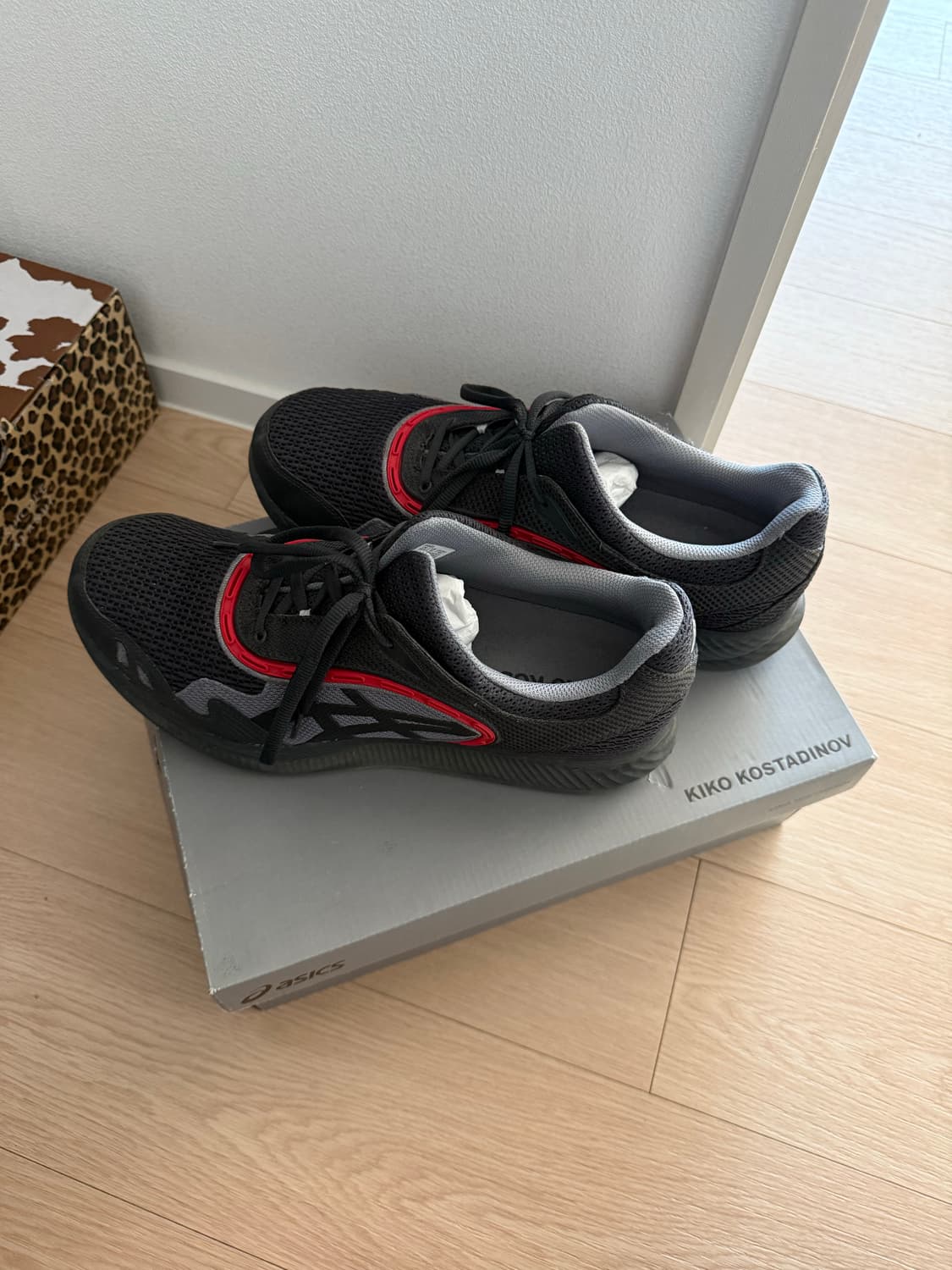 [285] 아식스 키코코스타디노브 젤 글라이드라이트 3 그레이파이트그레이 상품이미지1