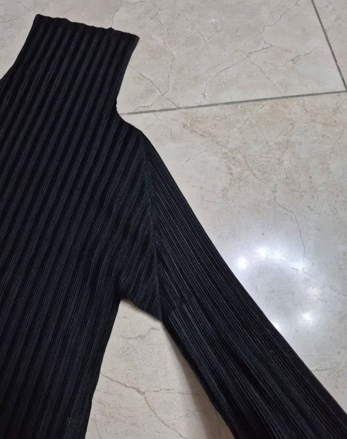 플리츠플리즈 블랙 하이넥 긴팔티 상품이미지5