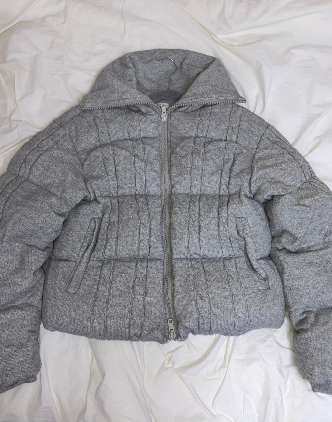 클리시어 츄츄 케이블 니트 푸퍼 패딩 그레이 판매합니다 상품이미지2