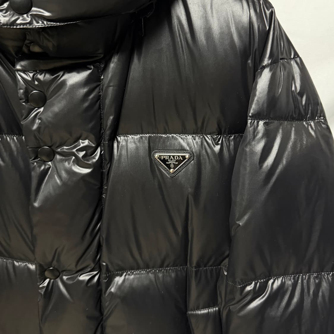 [S+급/오버핏XS] 프라다 삼각로고 후드 롱 패딩 상품이미지4