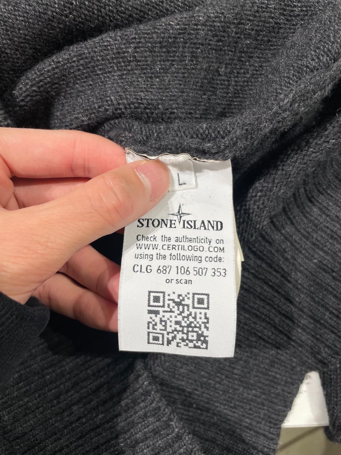 스톤 아일랜드 차콜 하프 버튼 와펜 폴라 스웨터 상품이미지8