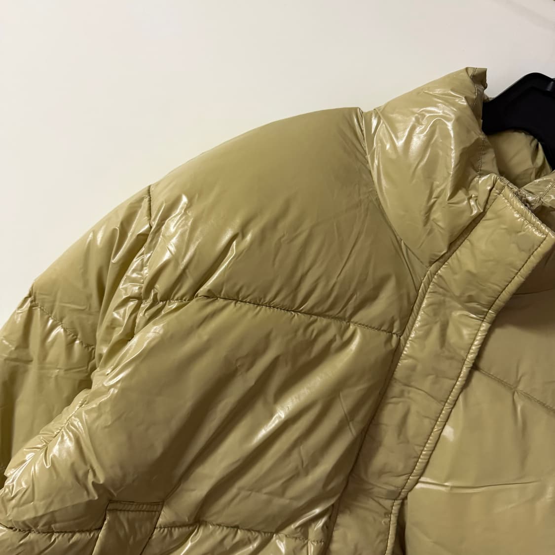 새상품 여자 유광 패딩 (베이지) 상품이미지2