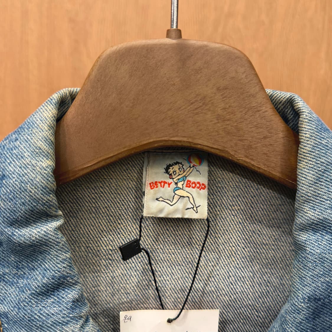 베티붑 코튼 데님 자켓 로고 캐릭터 자수 디테일 레귤러핏 블루 상품이미지6