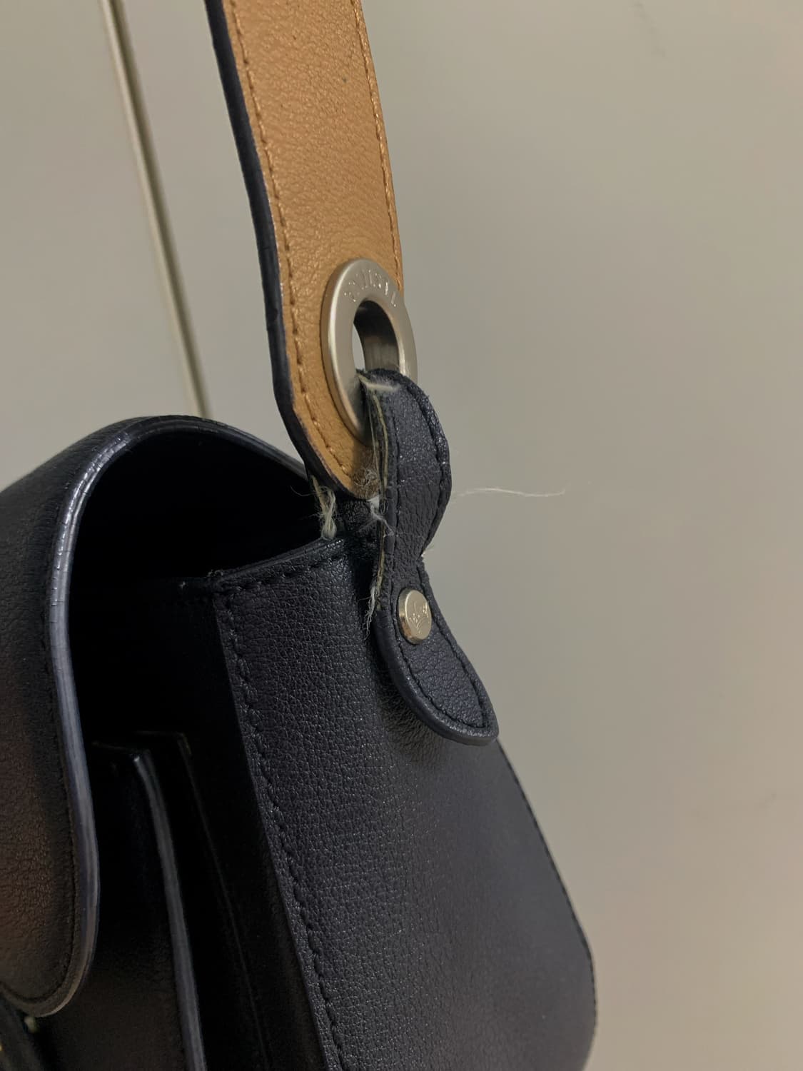 제이에스티나 네이비 크로스백 상품이미지2