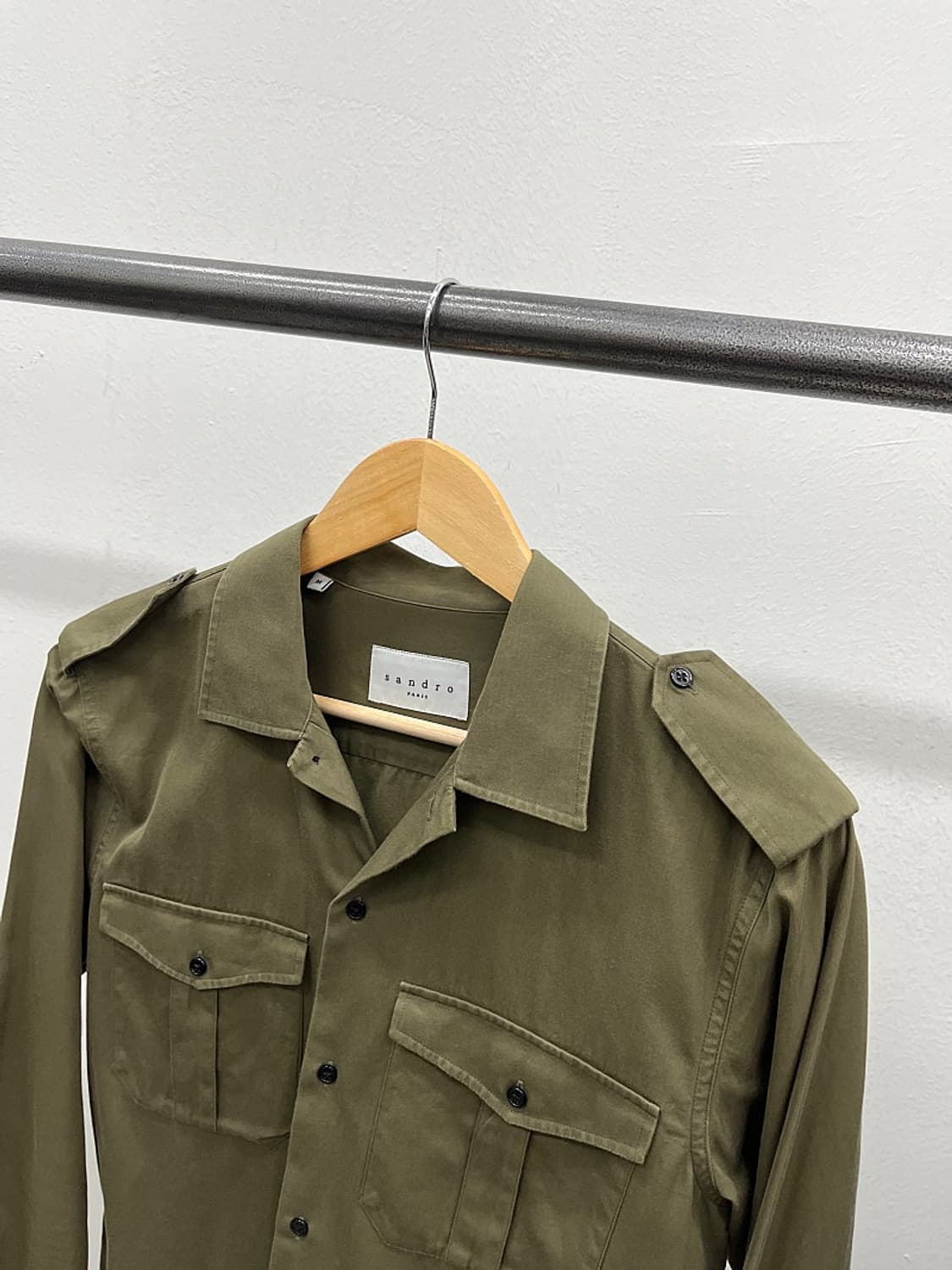 95-100) 산드로 카키 견장셔츠 상품이미지3