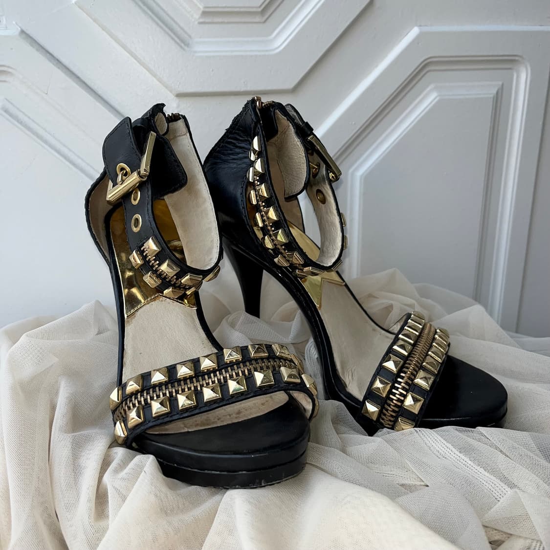 Michael Kors 마이클 코어스 스터드 스트랩 힐 상품이미지3