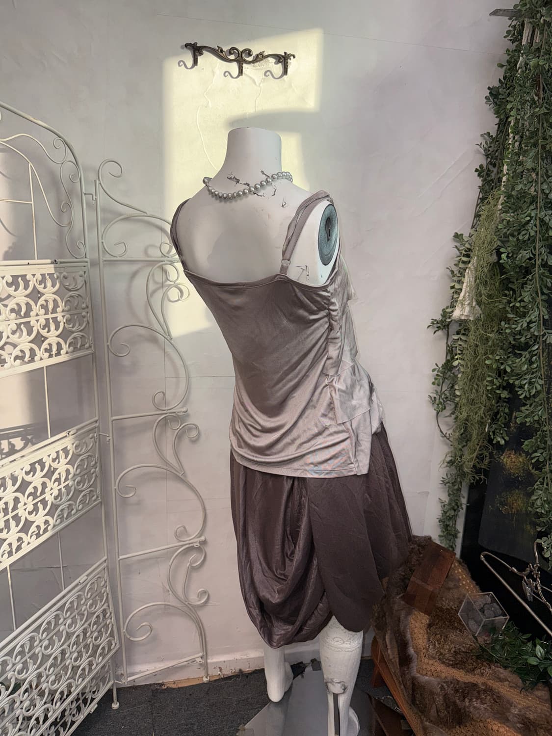 Gray satin ruffle layered sleeveless  상품이미지6