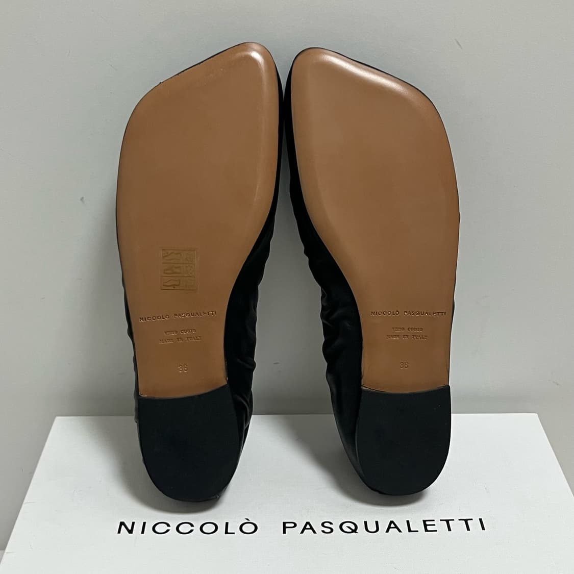 [36]니콜로 파스쿠알레티 25fw 셔링 플랫 슈즈/블랙 상품이미지4