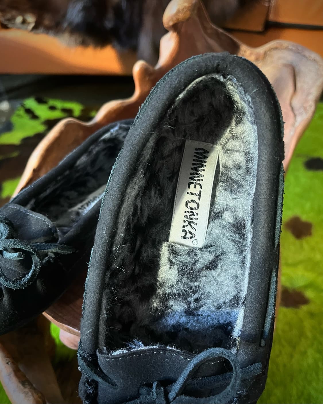 MinneTonka Fur Lining Black Moccasin 상품이미지3