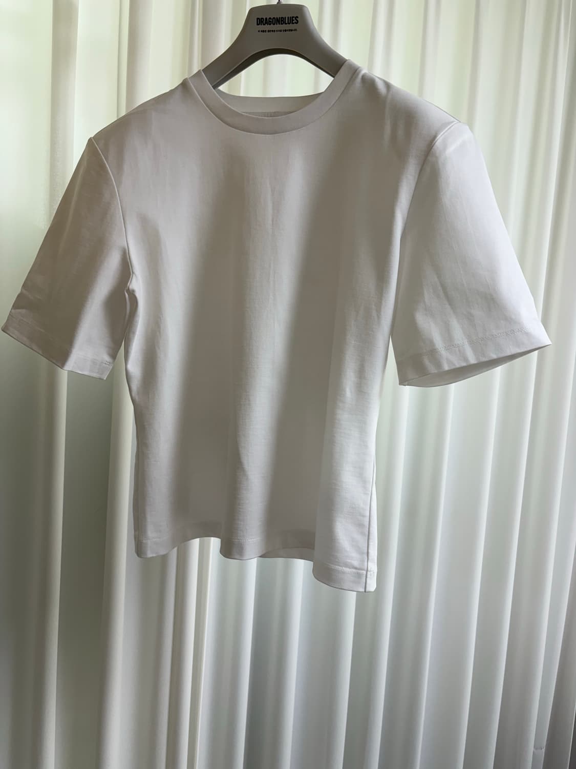 CERTAIN(매그제이) 로고 패드 티셔츠 - 화이트 상품이미지1