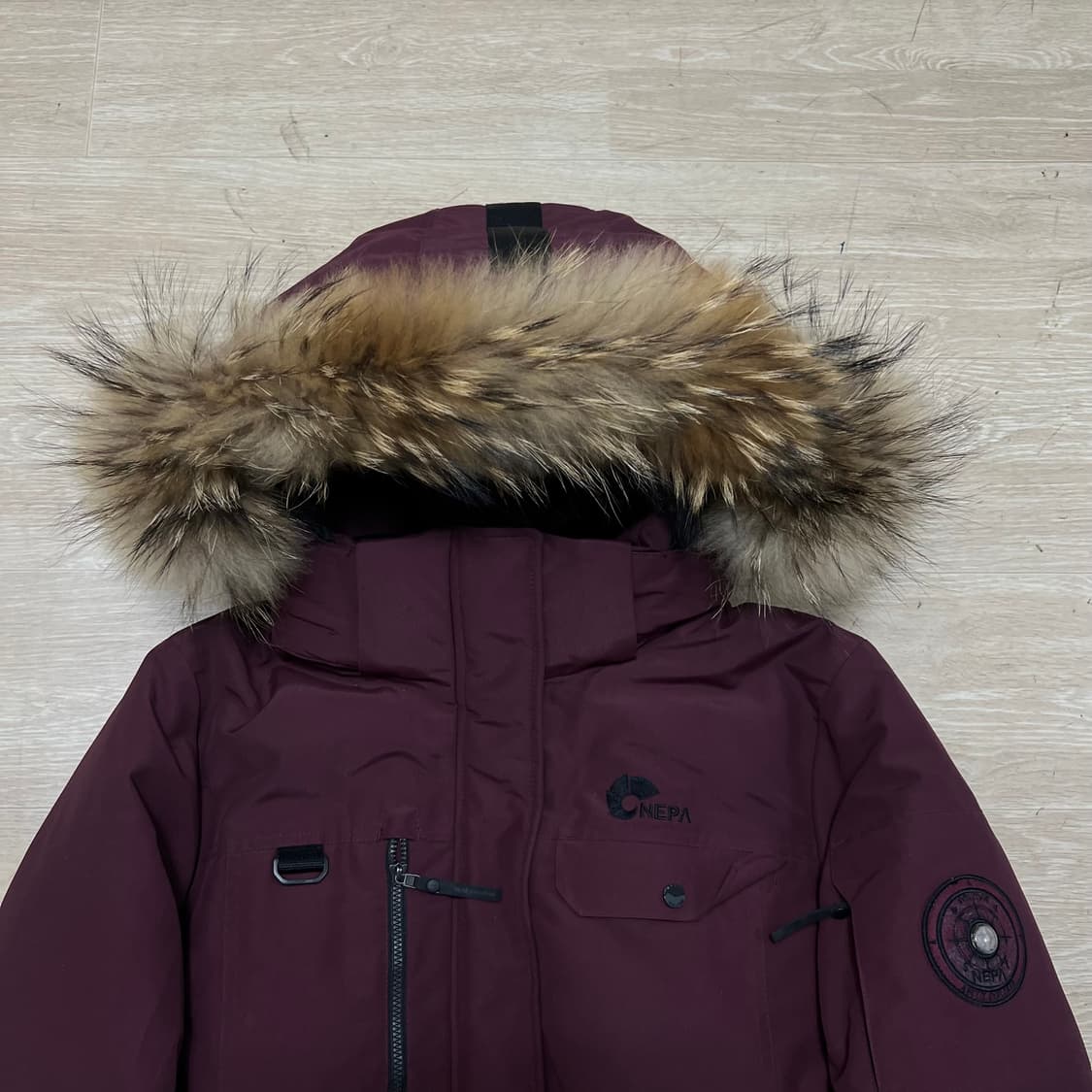 네파 구스다운 라쿤퍼 후드 와펜 미디엄 패딩 점퍼 [버건디] L/100 상품이미지2