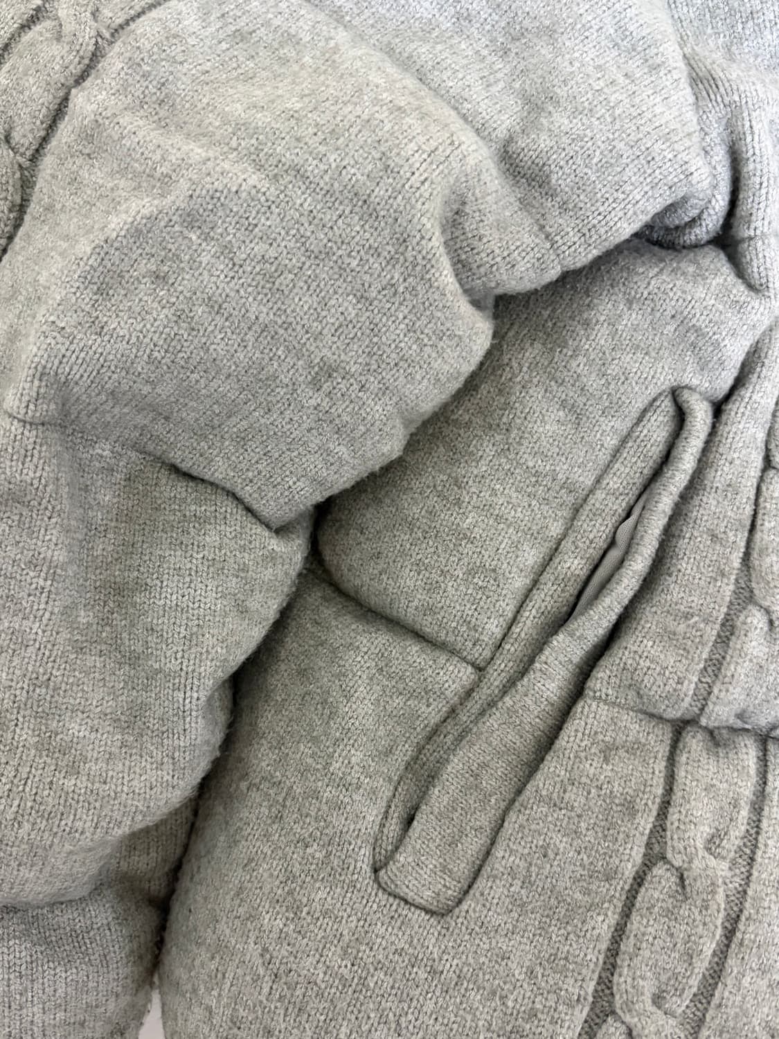 클리시어 츄츄 케이블 니트 푸퍼 패딩 그레이 판매합니다 상품이미지6