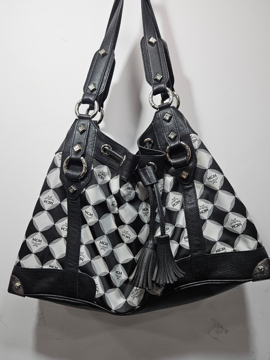 MCM 모노그램 블랙&화이트 숄더겸 토드백 상품이미지2