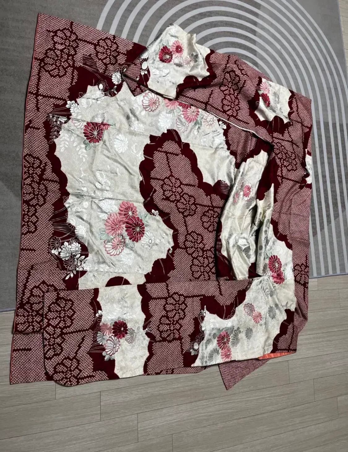 화이트/레드 꽃무늬 빈티지 기모노(후리소데) 상품이미지2