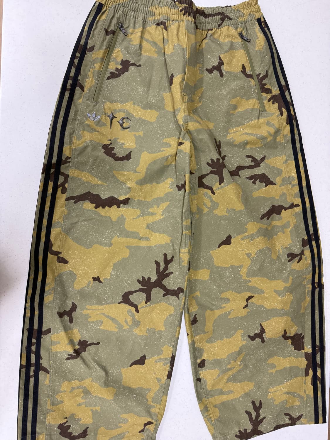 아디다스 x 떠그 클럽 트랙 팬츠 포커스 올리브 크림 화이트 상품이미지1