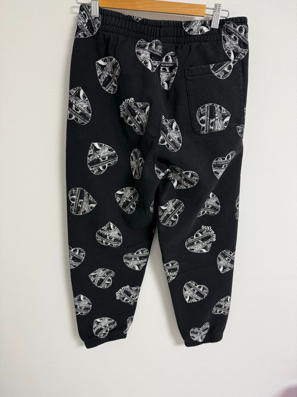 슈프림 러브 캐쉬 스웨트팬츠 블랙 - 24FW 상품이미지2