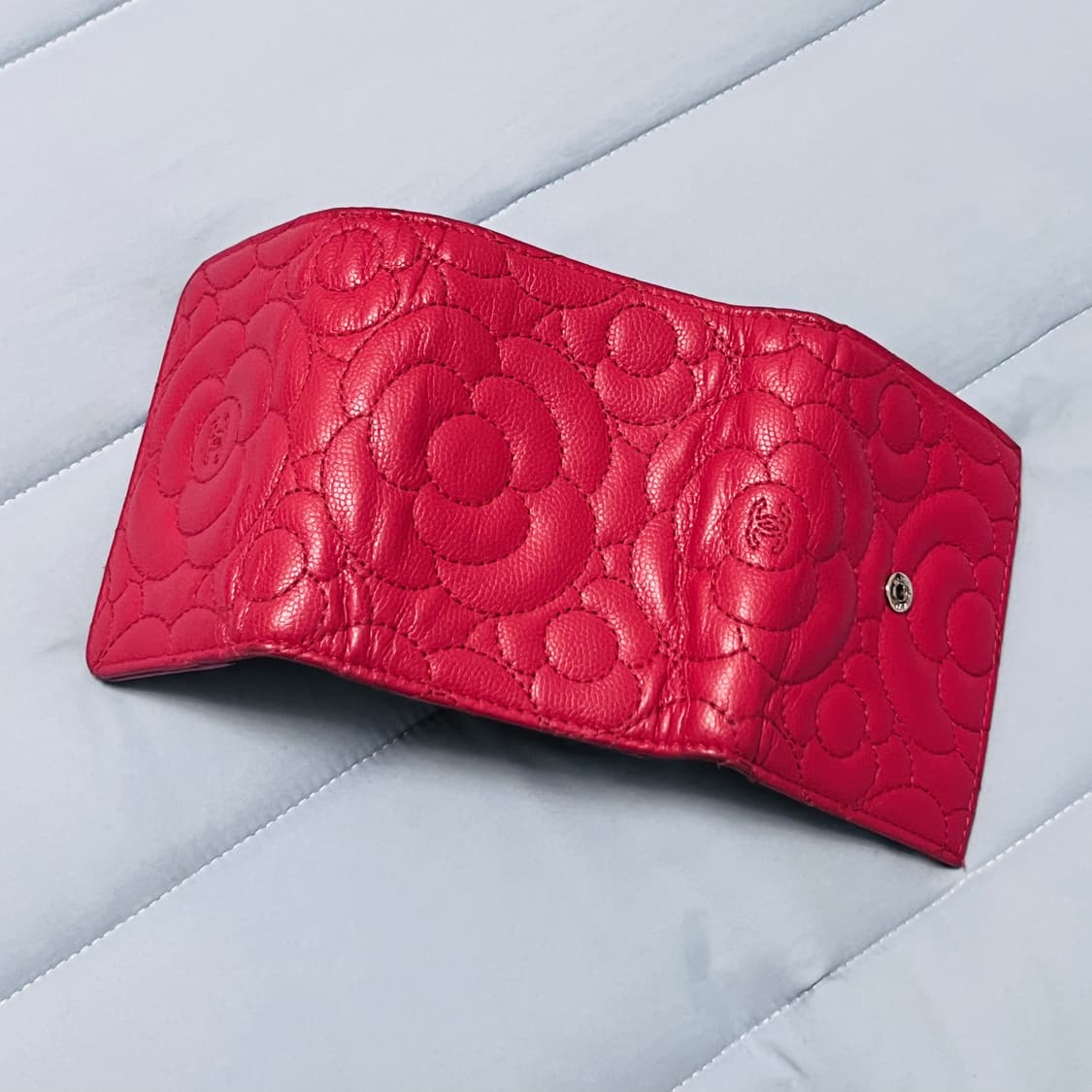 샤넬 까델리아 캐비어 레더 컴퍅트 중지갑 상품이미지2