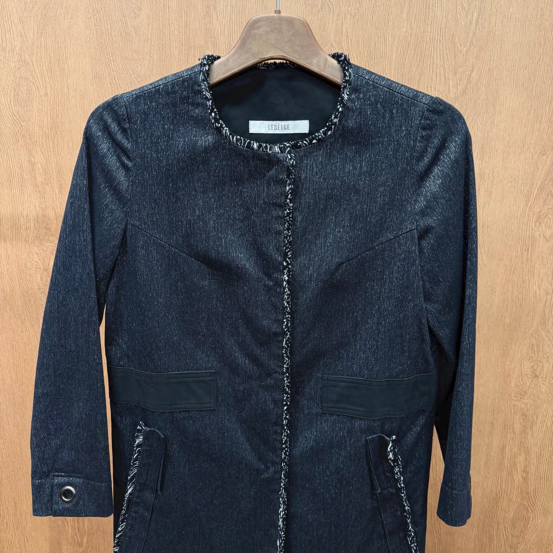 르베이지 롱 자켓 노카라 프레이드 트리밍 디테일 레귤러핏 블랙 상품이미지4