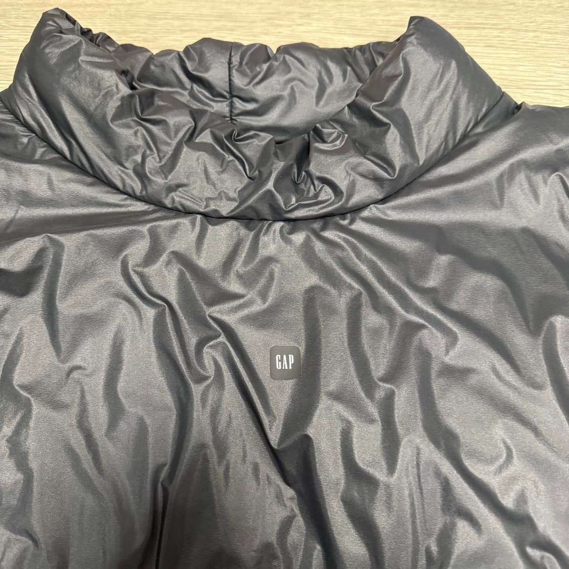 이지 갭 엔지니어드 바이 발렌시아가 모크넥 풀오버 퍼퍼 블랙 상품이미지4