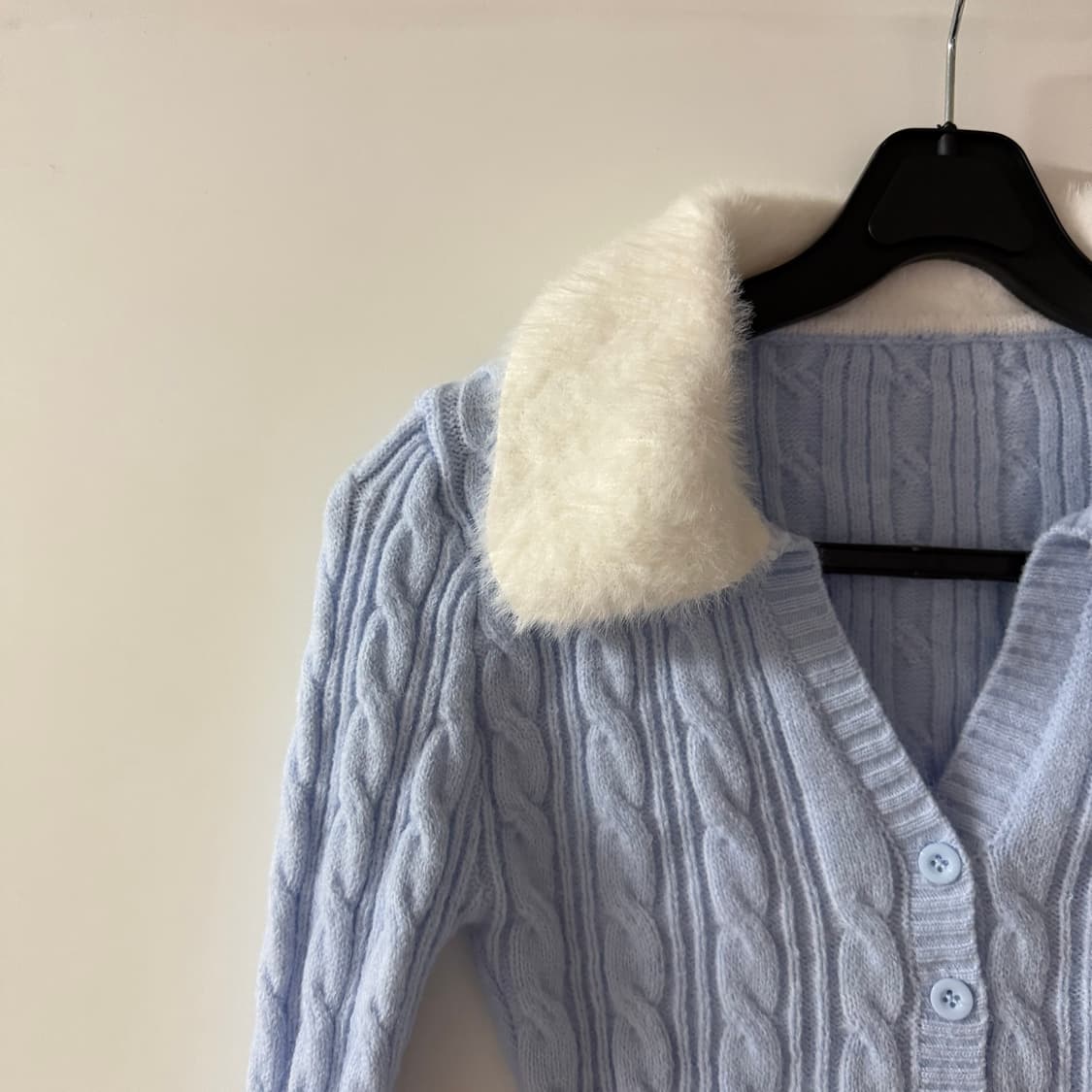 새상품 여자 퍼 꽈배기 브이넥 니트 상품이미지3