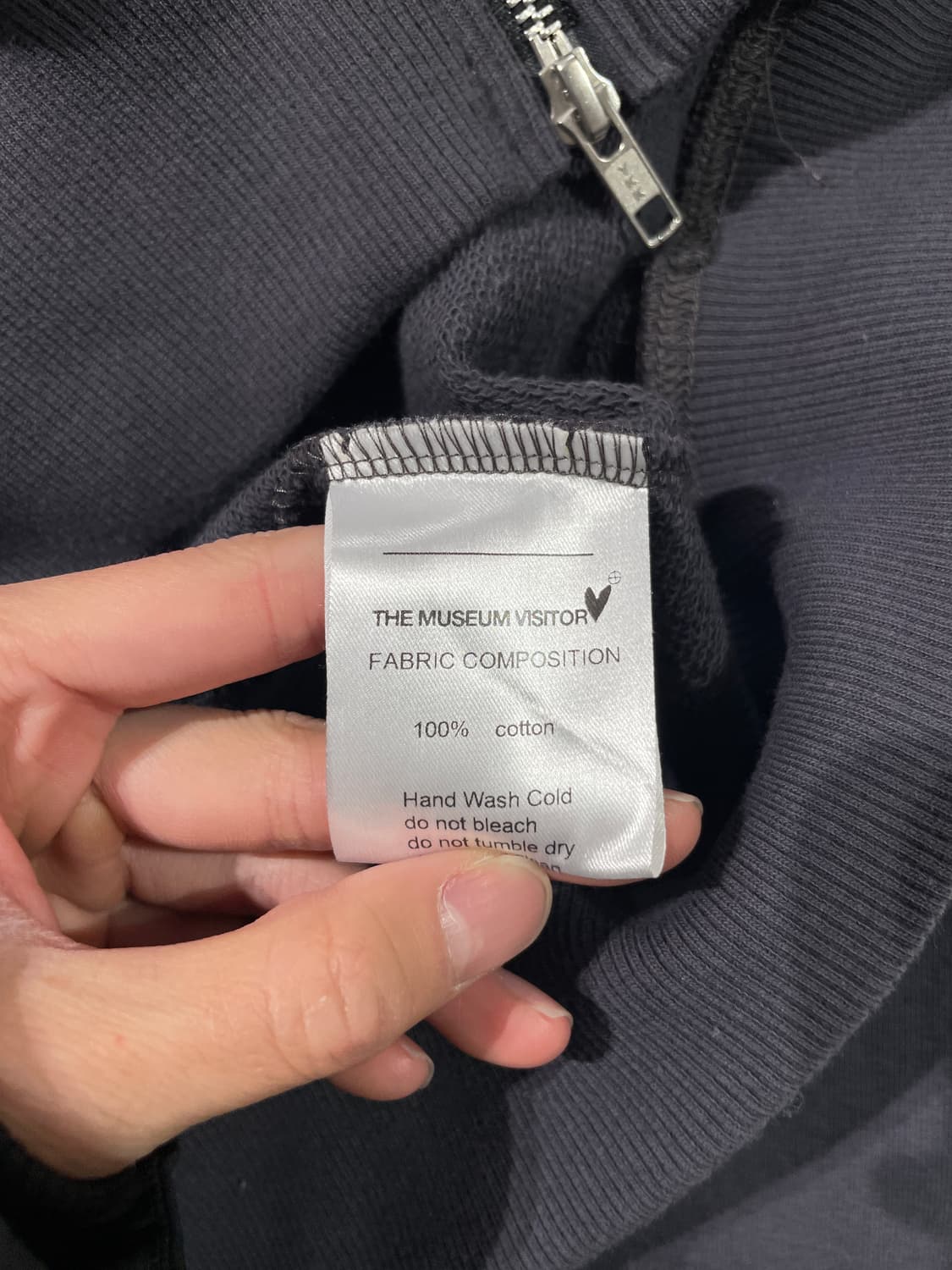 더 뮤지엄 비지터 차콜 하트 하프 엠블럼 후디 집업 상품이미지8
