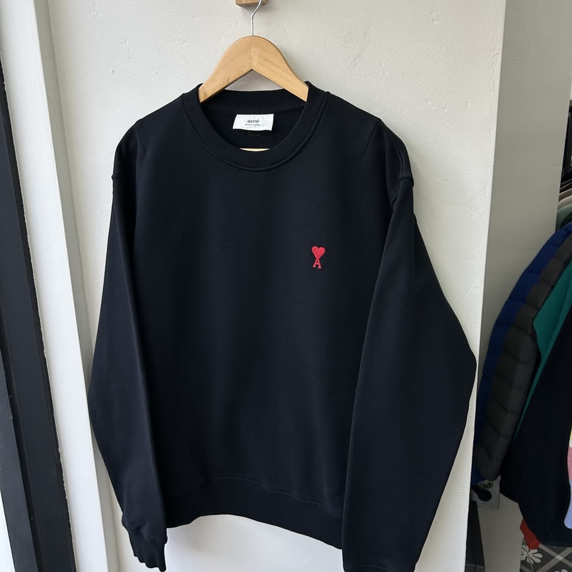 16038 - 아미 블랙 스몰 로고 맨투맨 상품이미지2