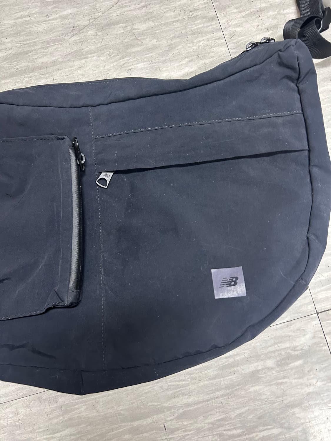 뉴발란스 블랙 힙색 슬링백 가방 상품이미지2