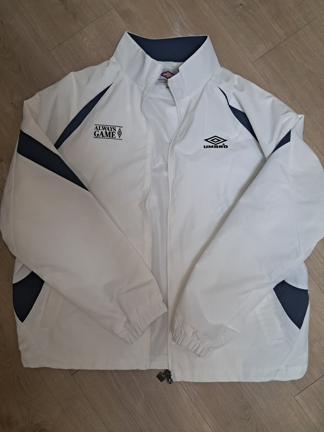 엄브로 HBL 스포티 캐주얼 스탠넥 바람막이 자켓 아이보리 105 상품이미지1