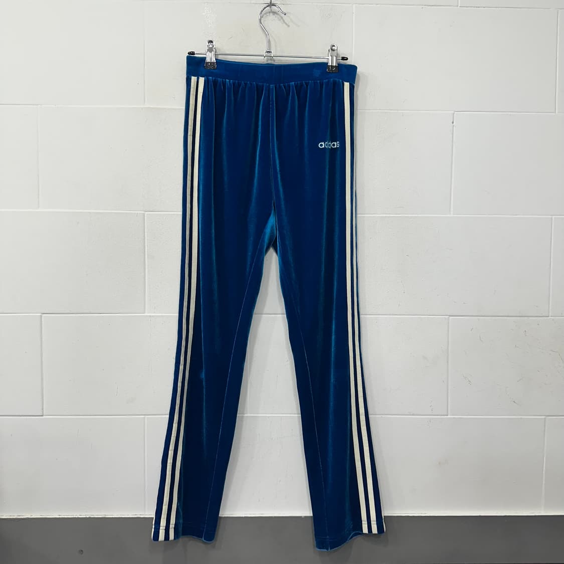 아디다스 벨벳 트레이닝 팬츠 상품이미지1