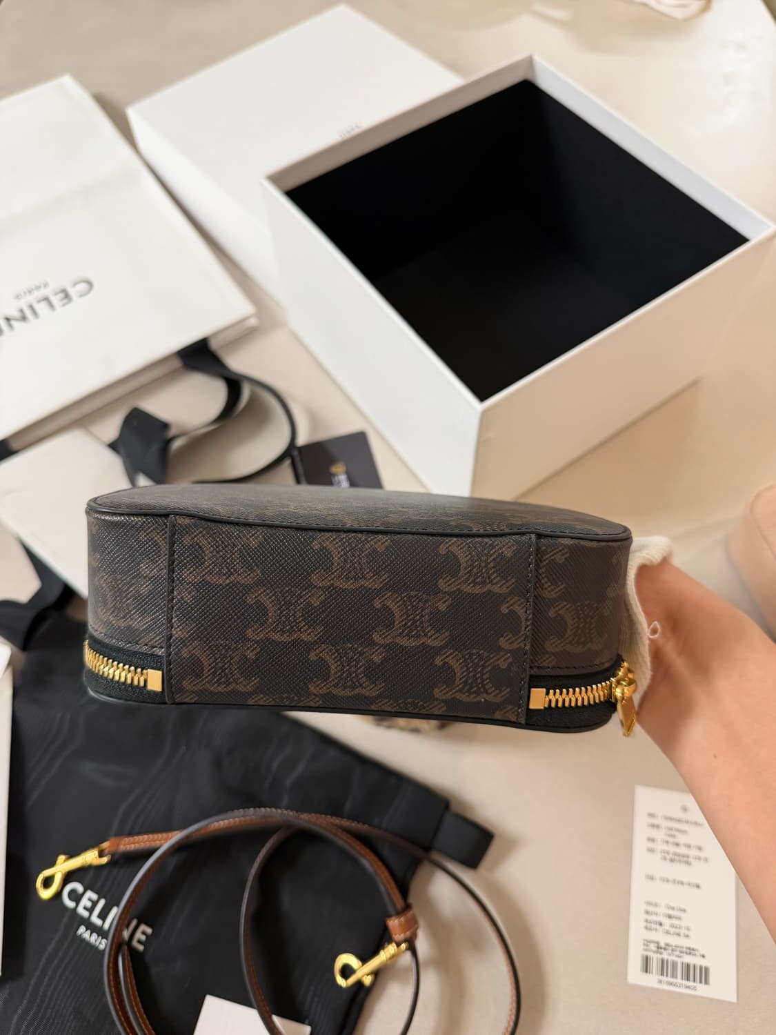 정품 셀린느 하프문 케이스 상품이미지4