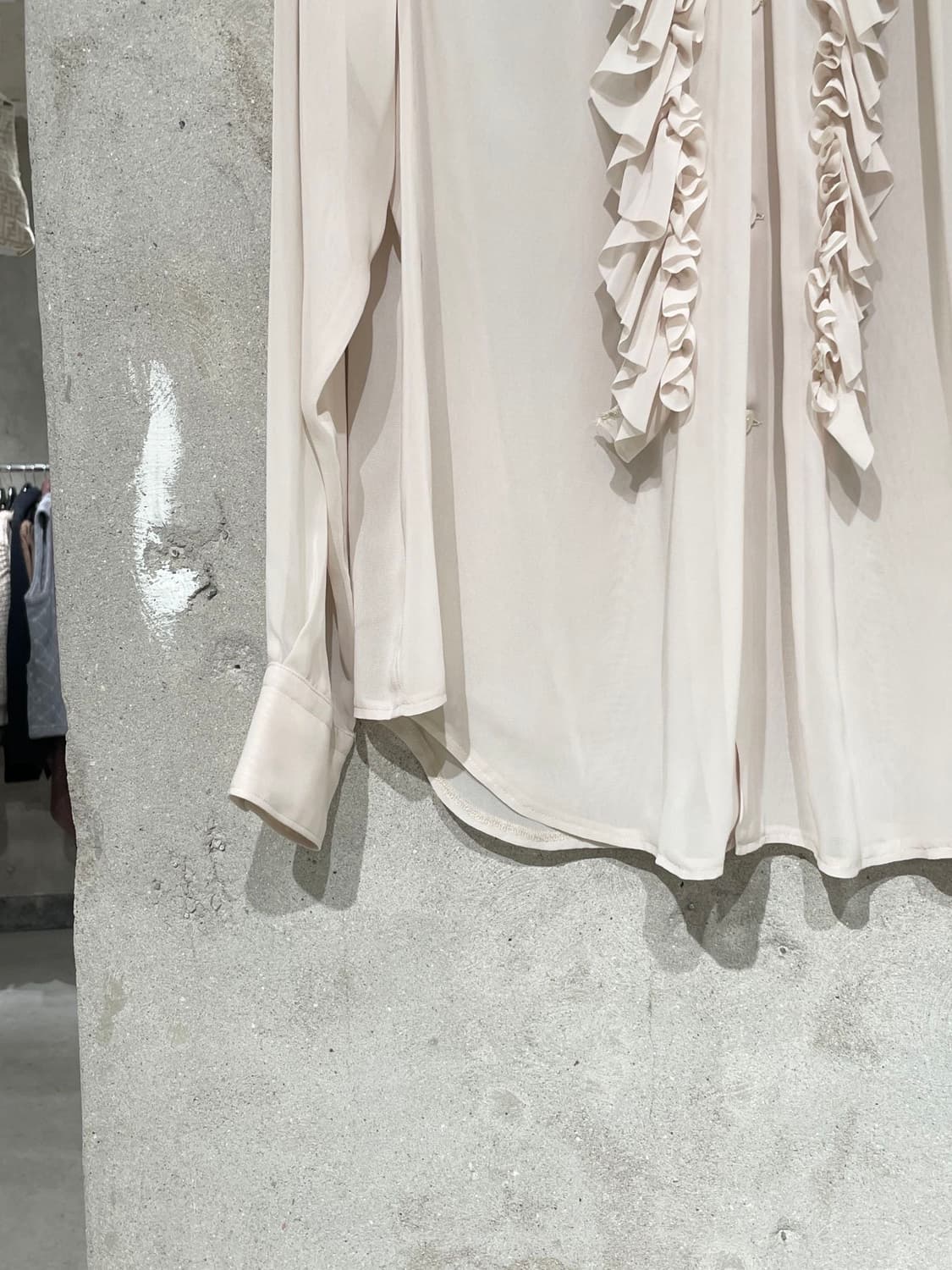 꼼데가르송 ad2024 라이트 베이지 러플 폴리에스터 셔츠 상품이미지4