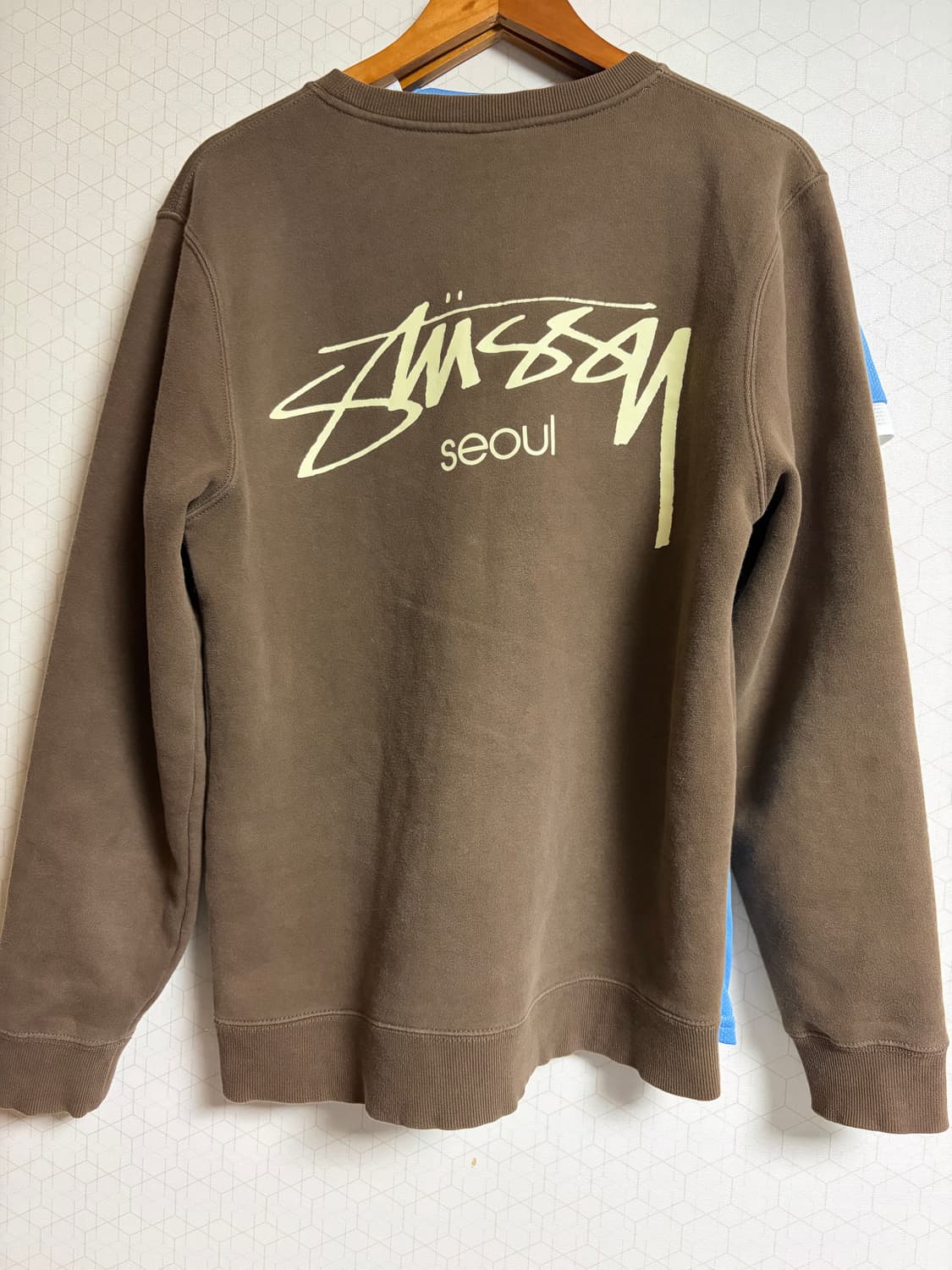 스투시 서울 브라운 맨투맨 상품이미지1