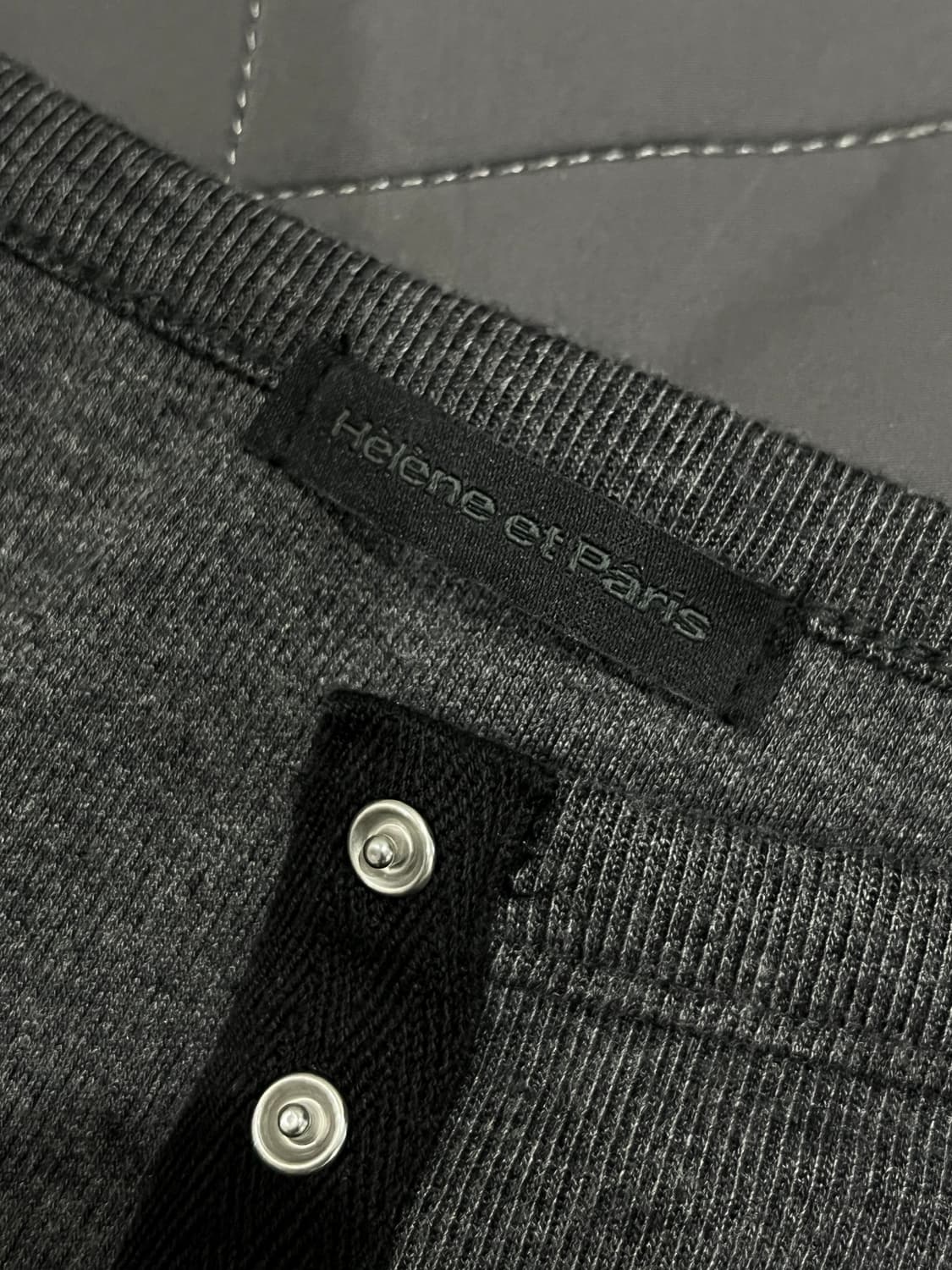 헬레네파리스  보트넥 스냅 슬릿 가디건 차콜 상품이미지5