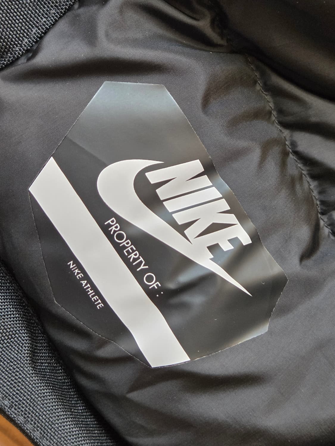 블랙 색상의 나이키 키즈 패딩 점퍼입니다. 사이즈는 110이고, 모자에  상품이미지6