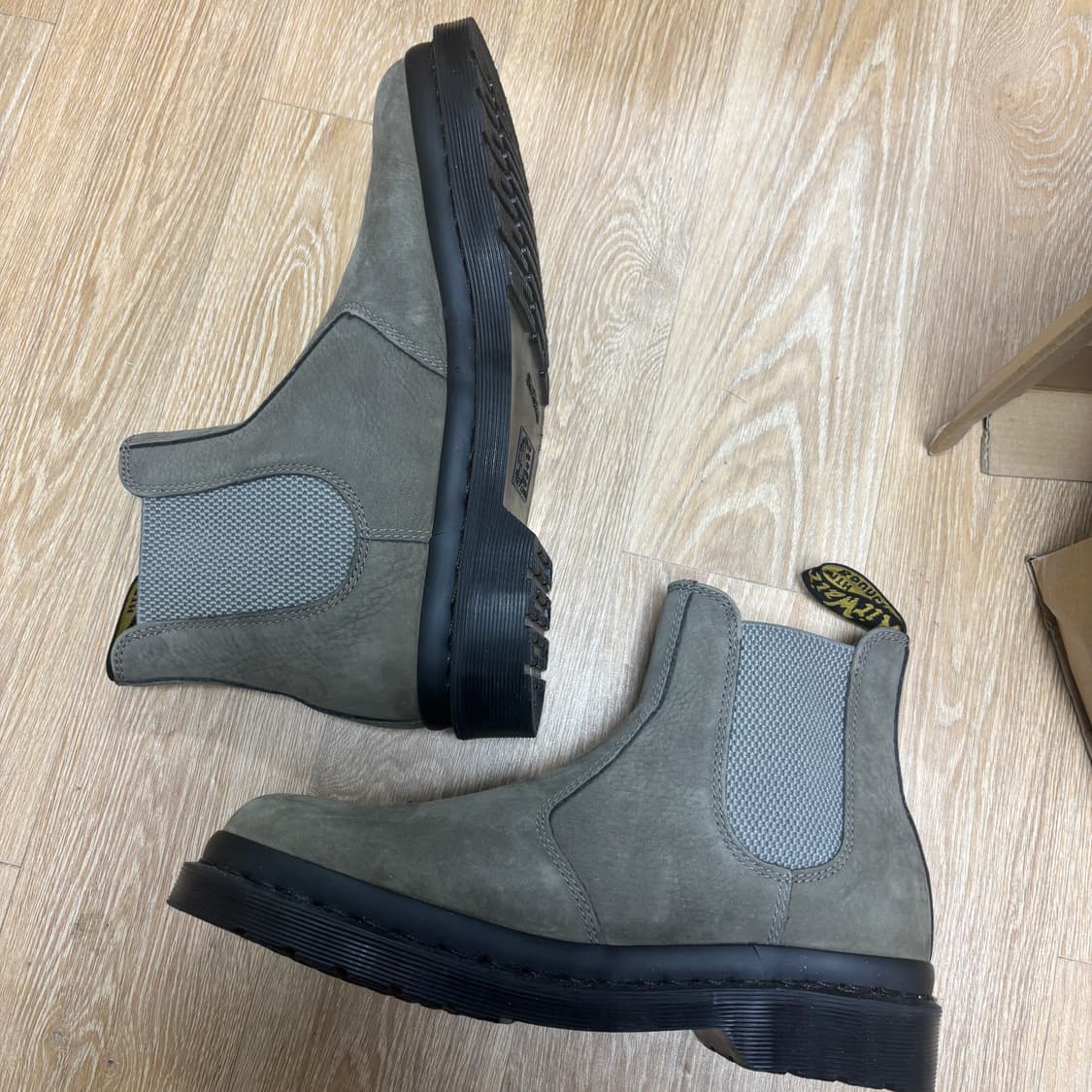 닥터마틴 2976 첼시 부츠 니켈 그레이 누벅 UK8 (270) 상품이미지4