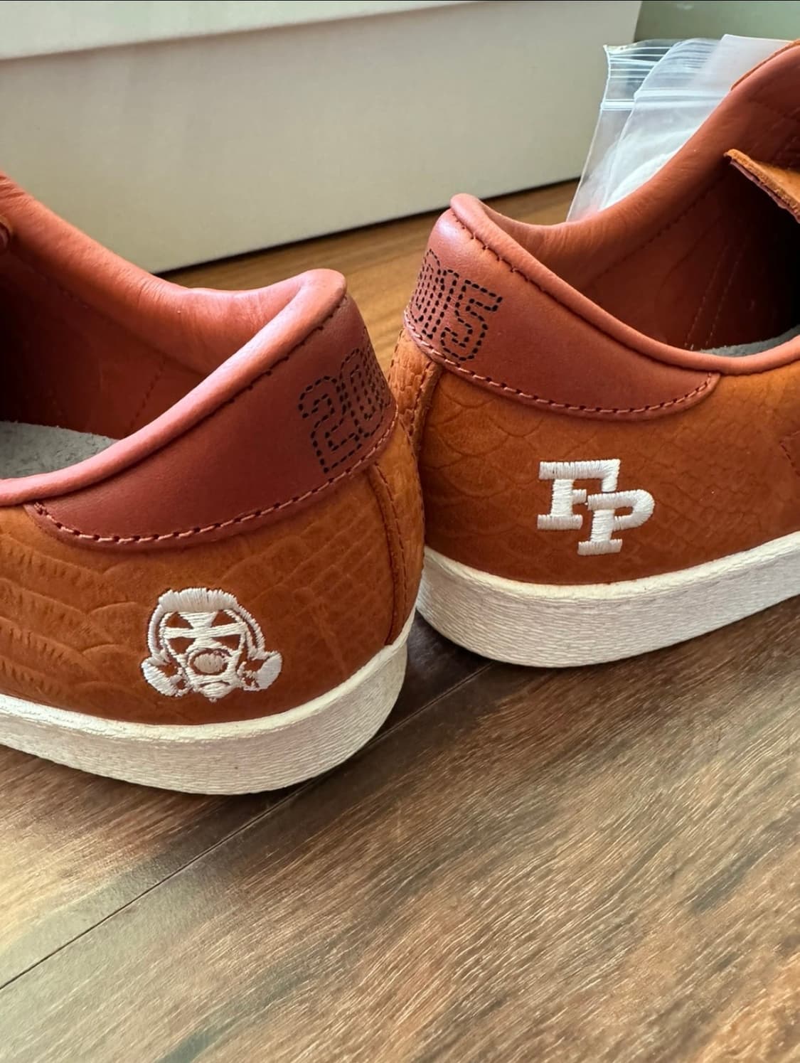 아디다스 x 풋패트롤 슈퍼스타 80v 폭스레드 상품이미지6