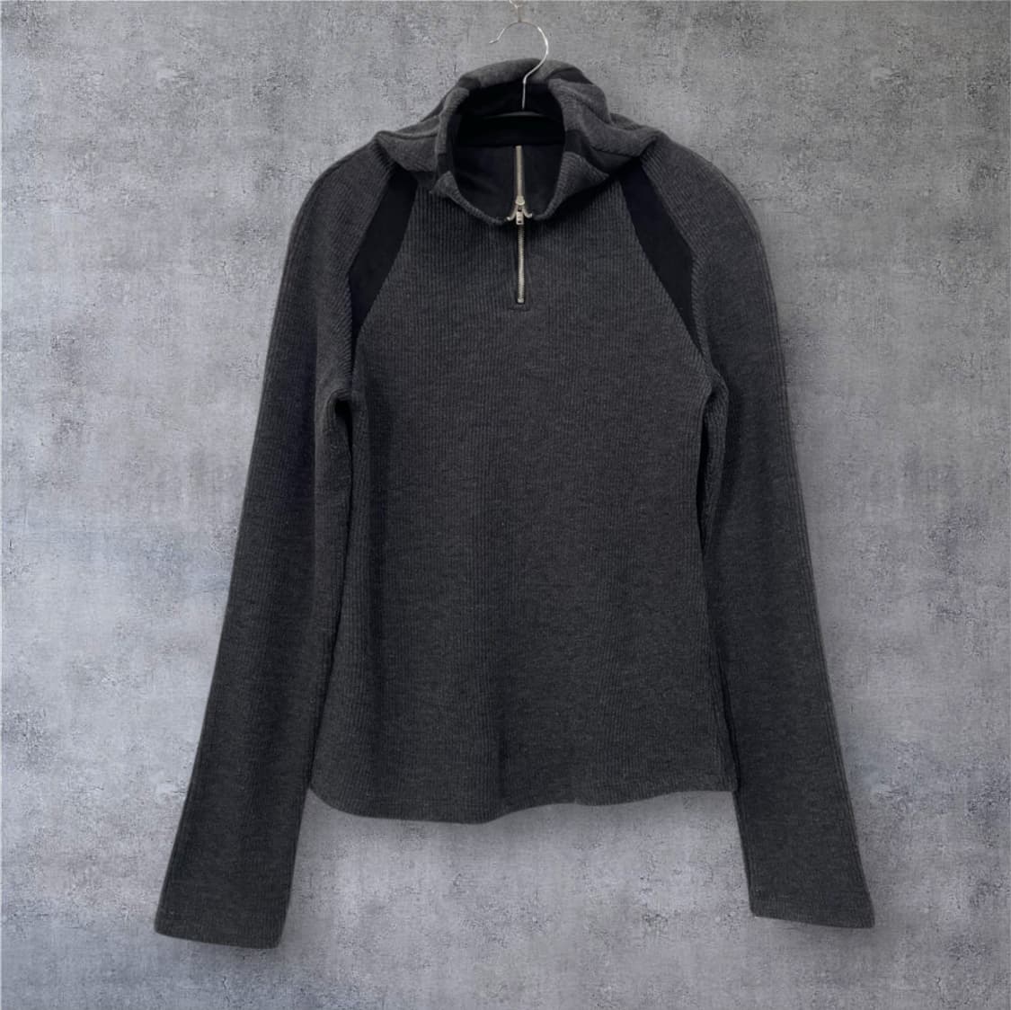 마뗑킴 Matin Kim 차콜 하이넥 래글런 하프집업 니트  상품이미지2