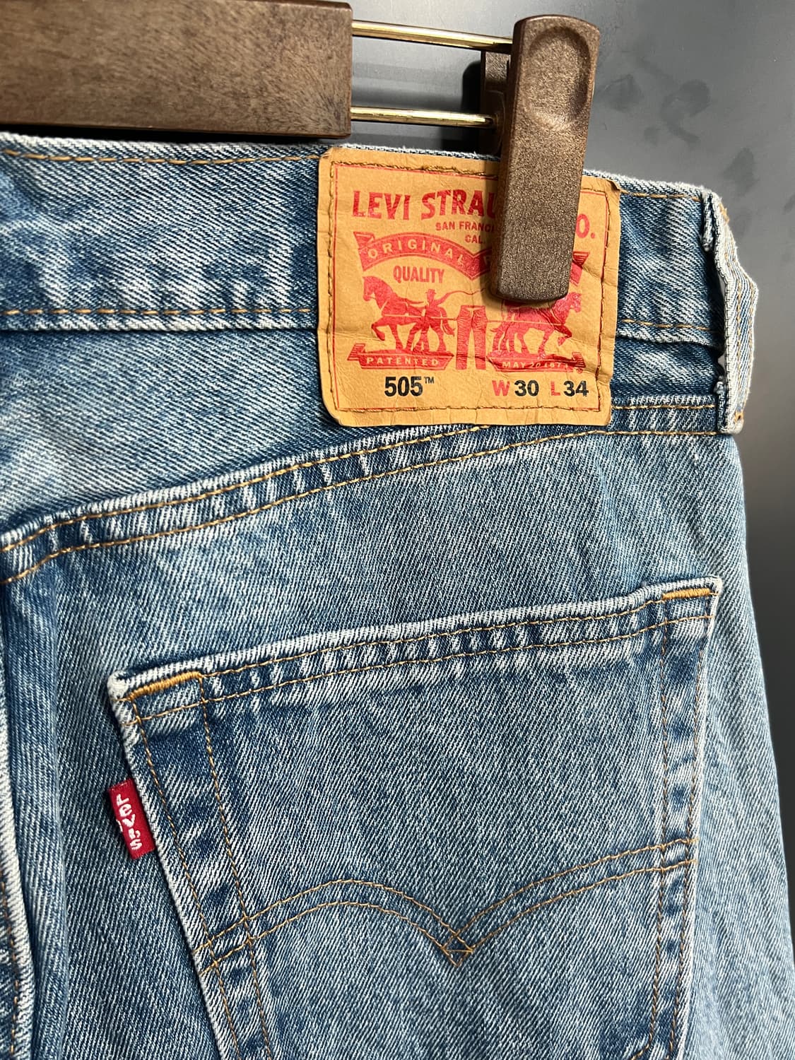 Levis 리바이스 505 레귤러 스트레이트 연청 데님 팬츠 상품이미지3