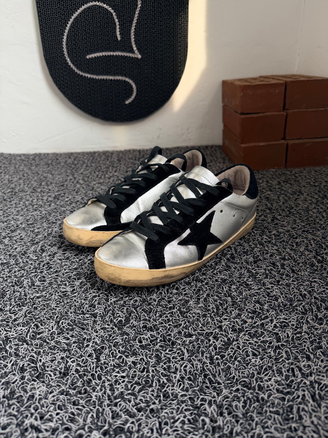 골든구스 슈퍼스타 실버 & 블랙 스웨이드 스니커즈 상품이미지2