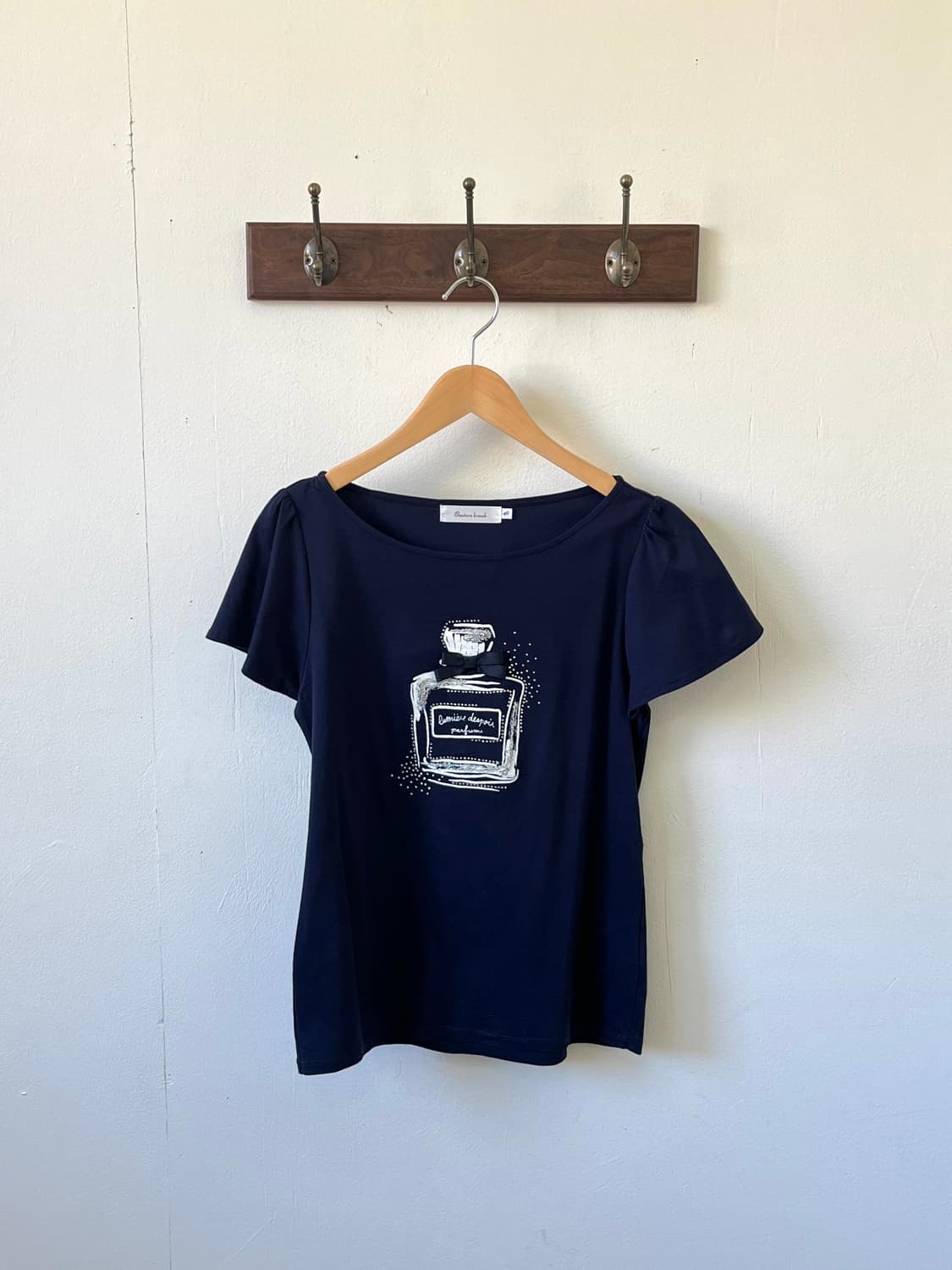 Couture brooch 퍼퓸 티셔츠 상품이미지1