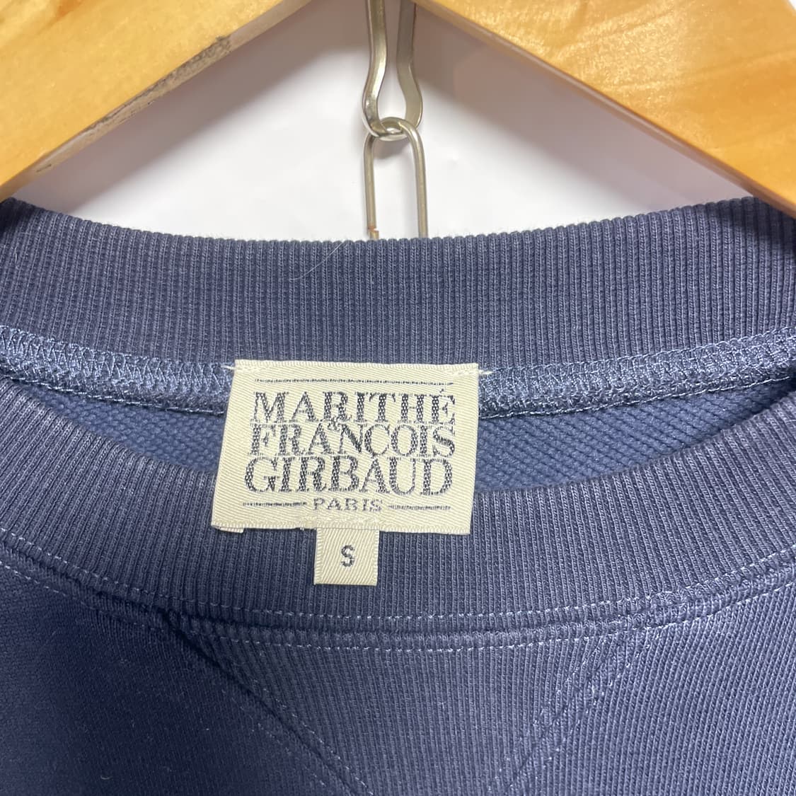 마리떼 프랑소와 저버 네이비 크롭 맨투맨 네이비 상품이미지4