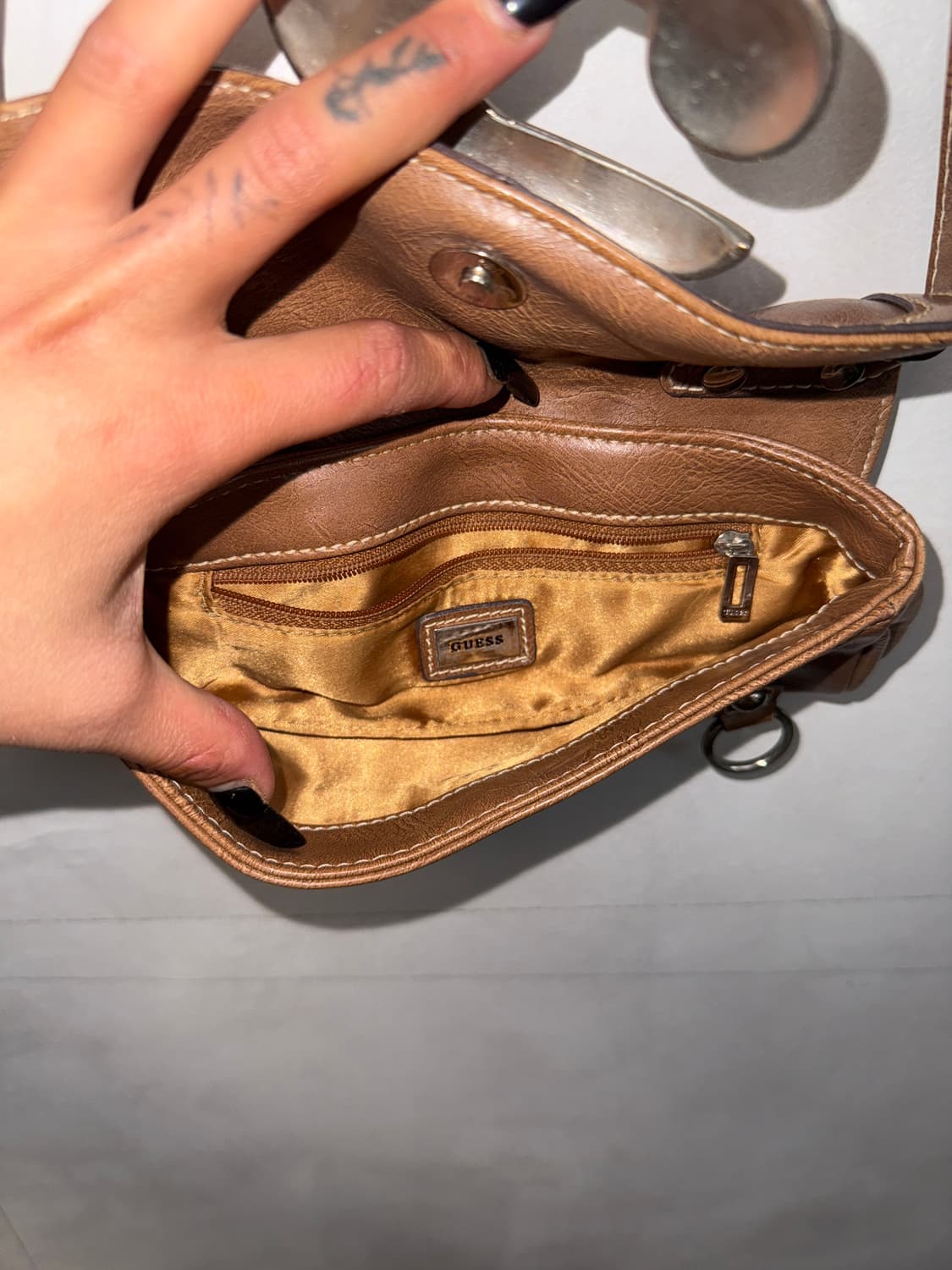 Guess stud logo buckle two ways mini bag 상품이미지6