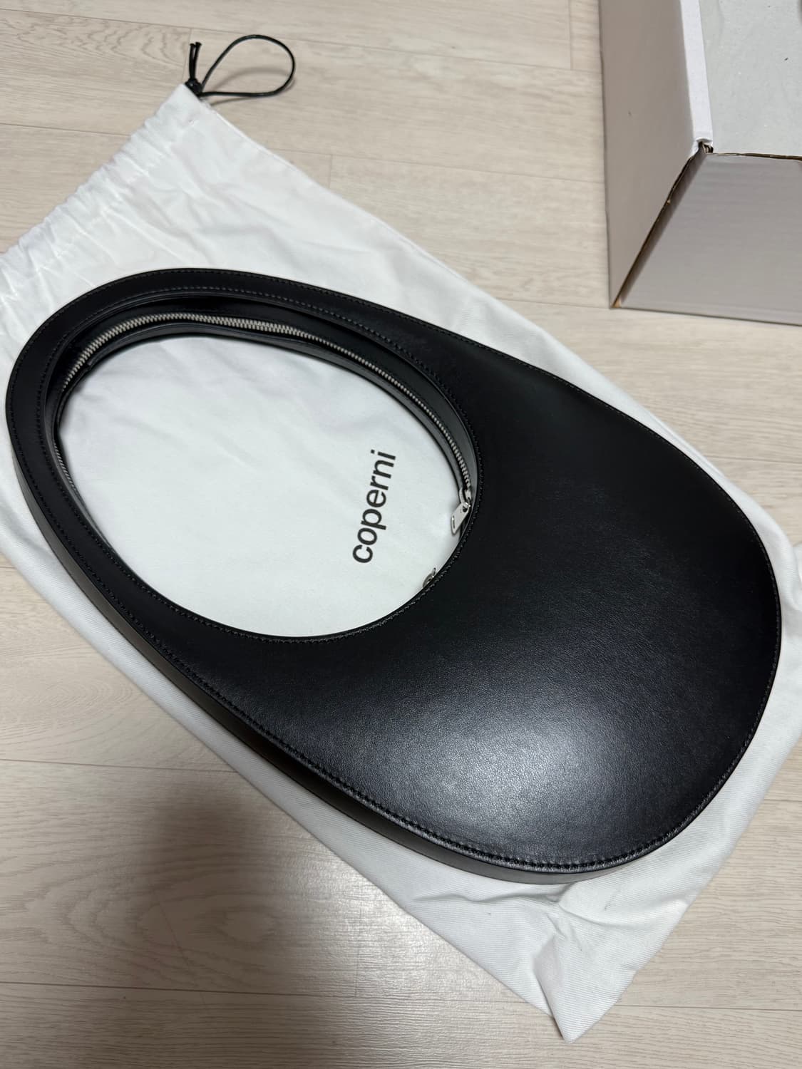 코페르니 스와이프백 블랙(미니x) 상품이미지2