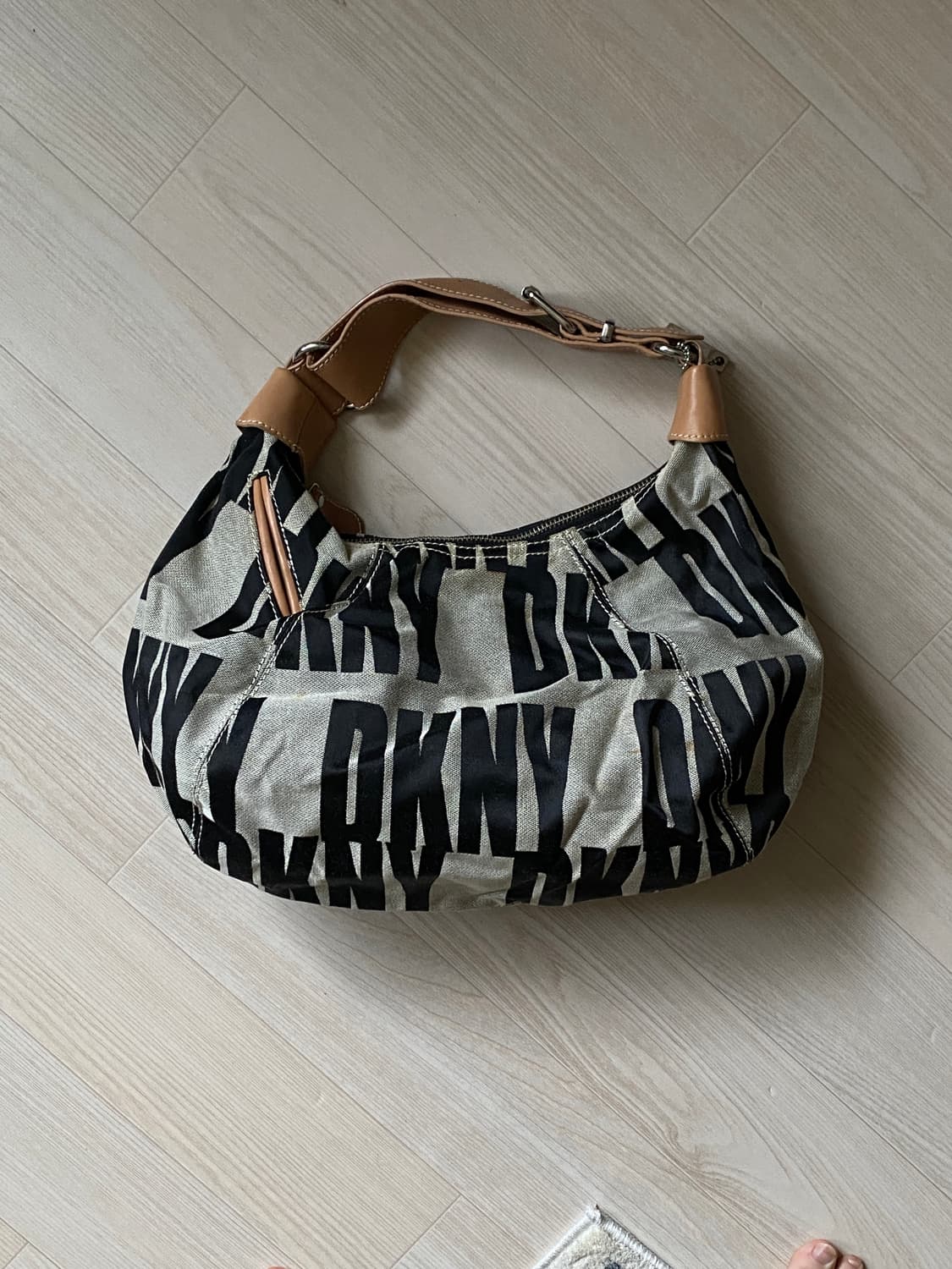 DKNY 패브릭 숄더백 상품이미지1