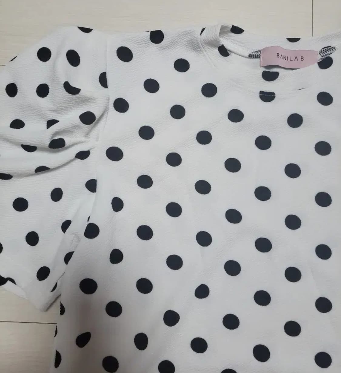 급처새상품!바닐라비 어깨볼륨셔링도트무늬크롭블라우스티 레니본st리즈리사st 상품이미지2