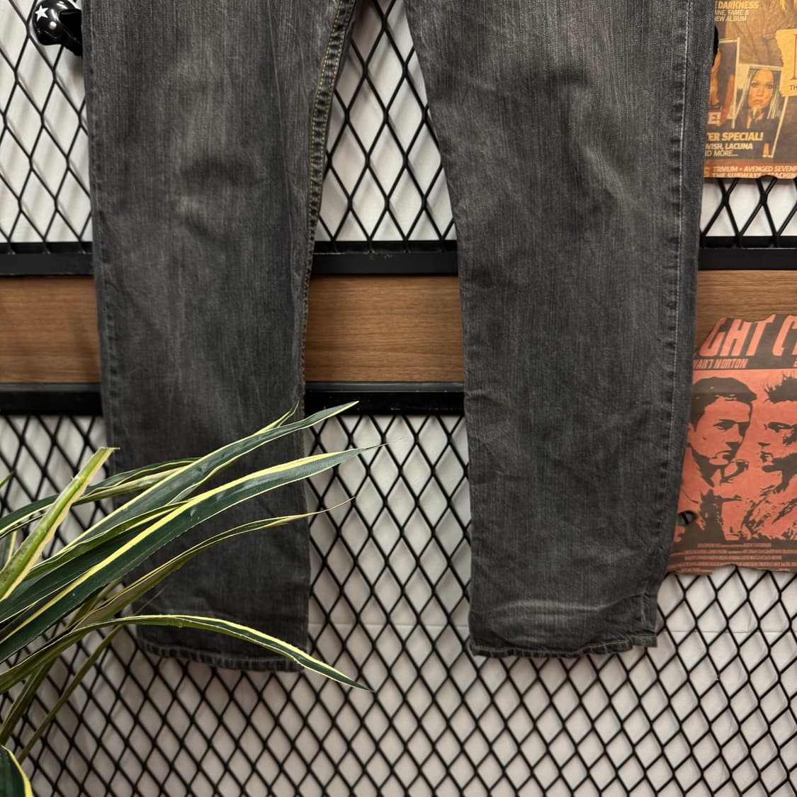 칼하트 슬림핏 흑청 데님 팬츠 후면 포켓 로고 포인트 상품이미지4