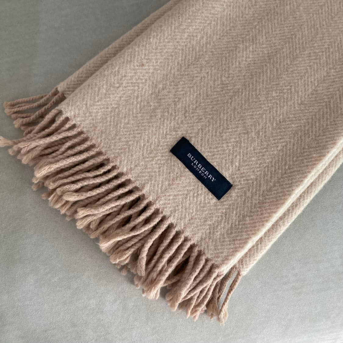정품) 버버리 울100 숄 겸 무릎담요 베이지 상품이미지6